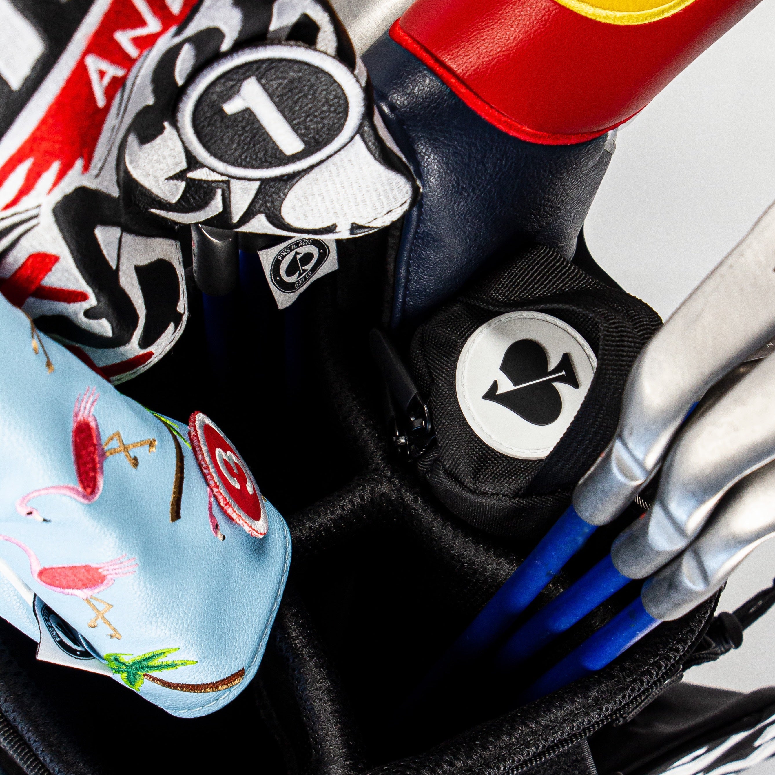 Black beer sleeve with a sleek design, perfect for keeping drinks cold.