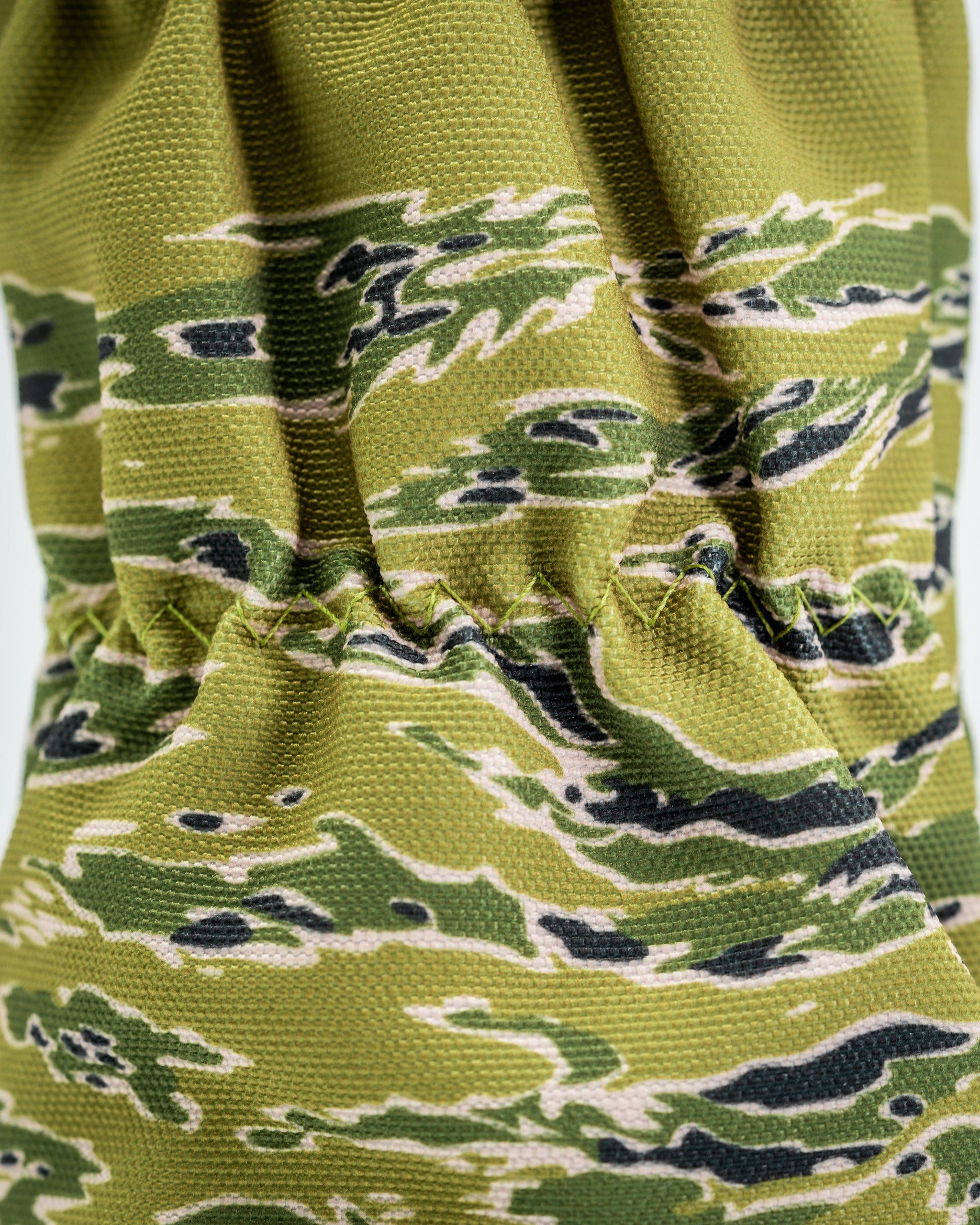 Camouflage-patterned driver cover featuring a secure fit design, perfect for golfers seeking a unique accessory.