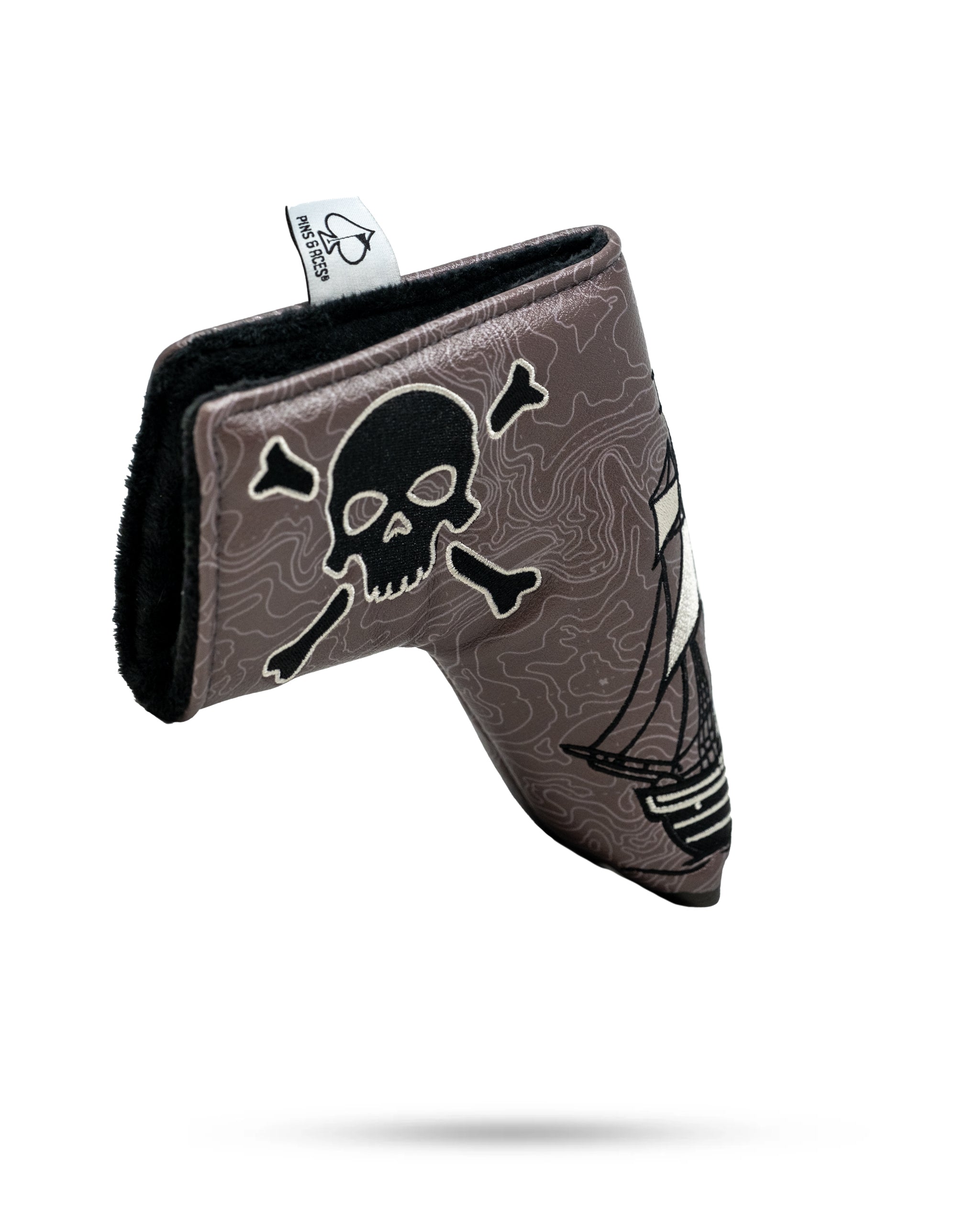 Pirate-themed blade putter cover featuring a skull and crossbones design.