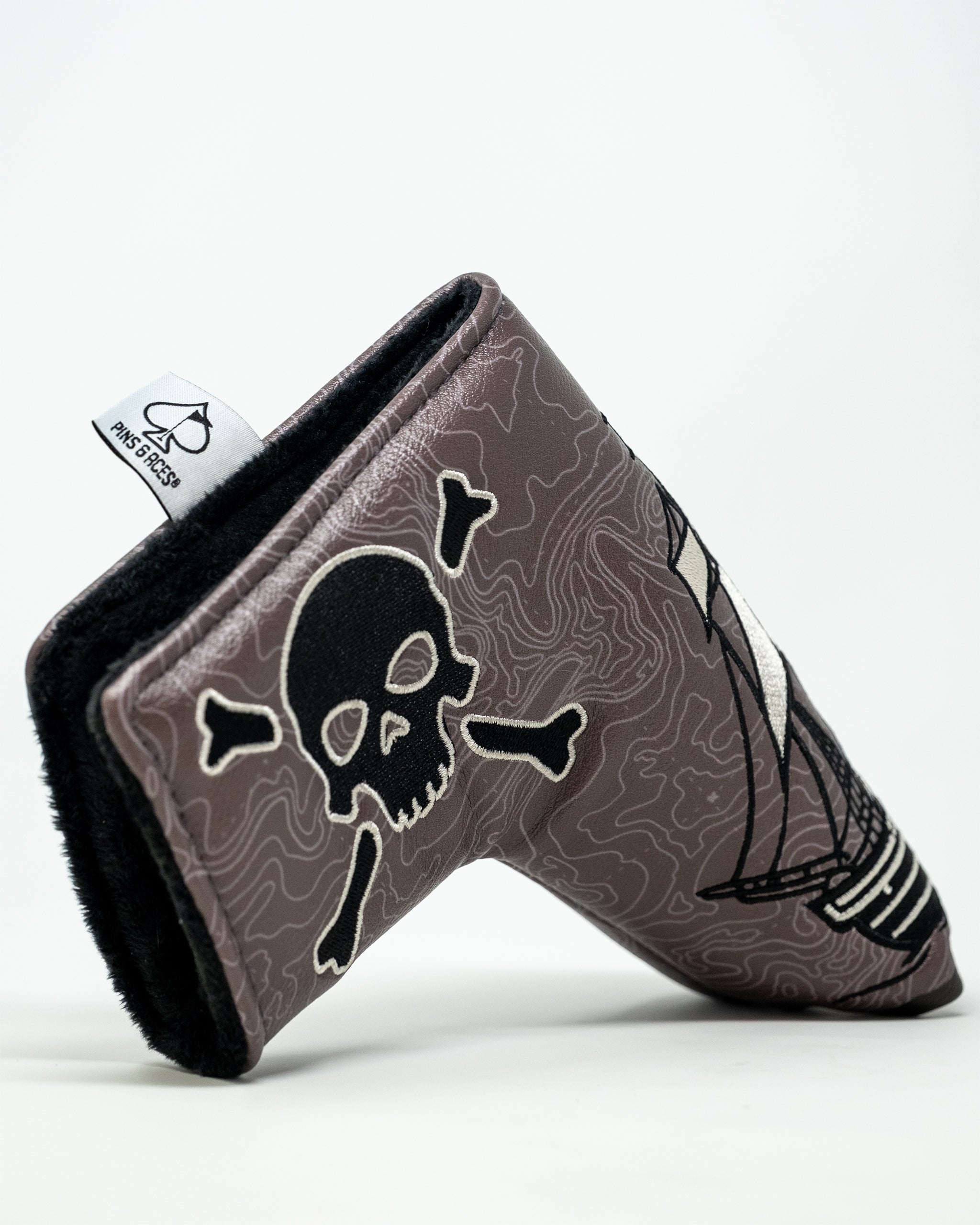 Pirate-themed blade putter cover featuring a bold skull and crossbones design, perfect for golf enthusiasts.