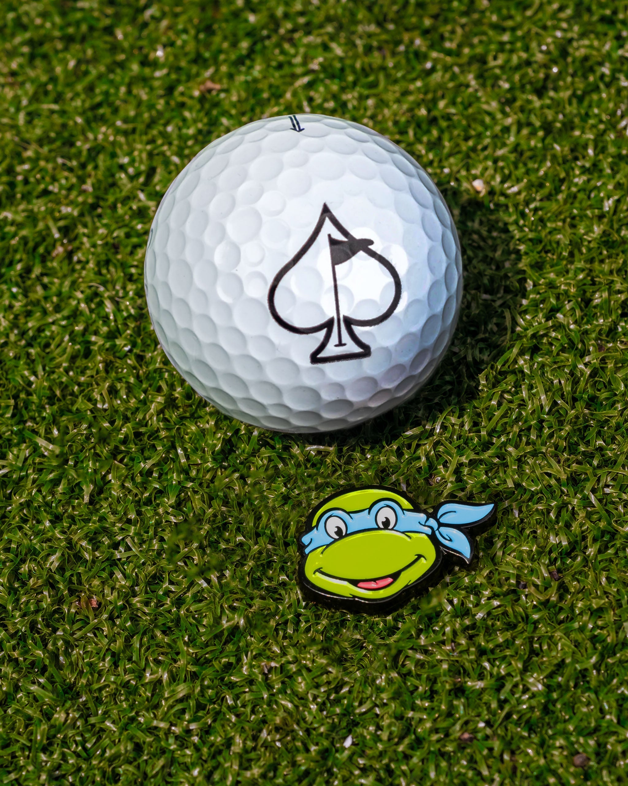 TMNT Leonardo ball marker featuring the iconic turtle design, perfect for golf enthusiasts and Teenage Mutant Ninja Turtles fans.