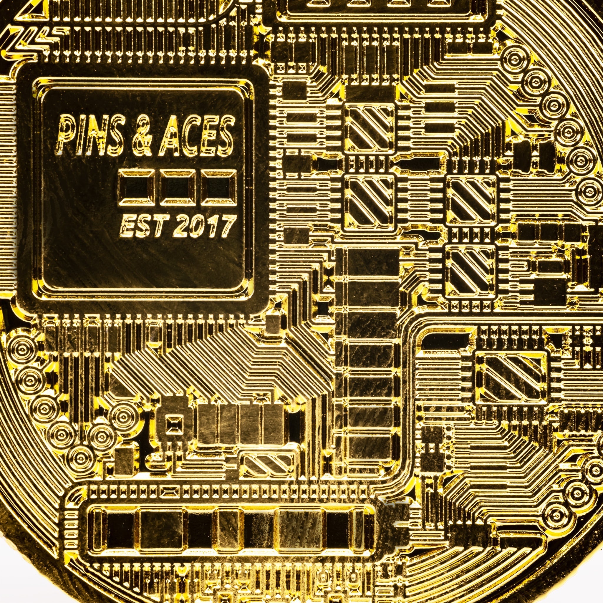 Gold Bitcoin ball marker featuring intricate circuit designs and the Pins & Aces logo, perfect for stylish golfers.