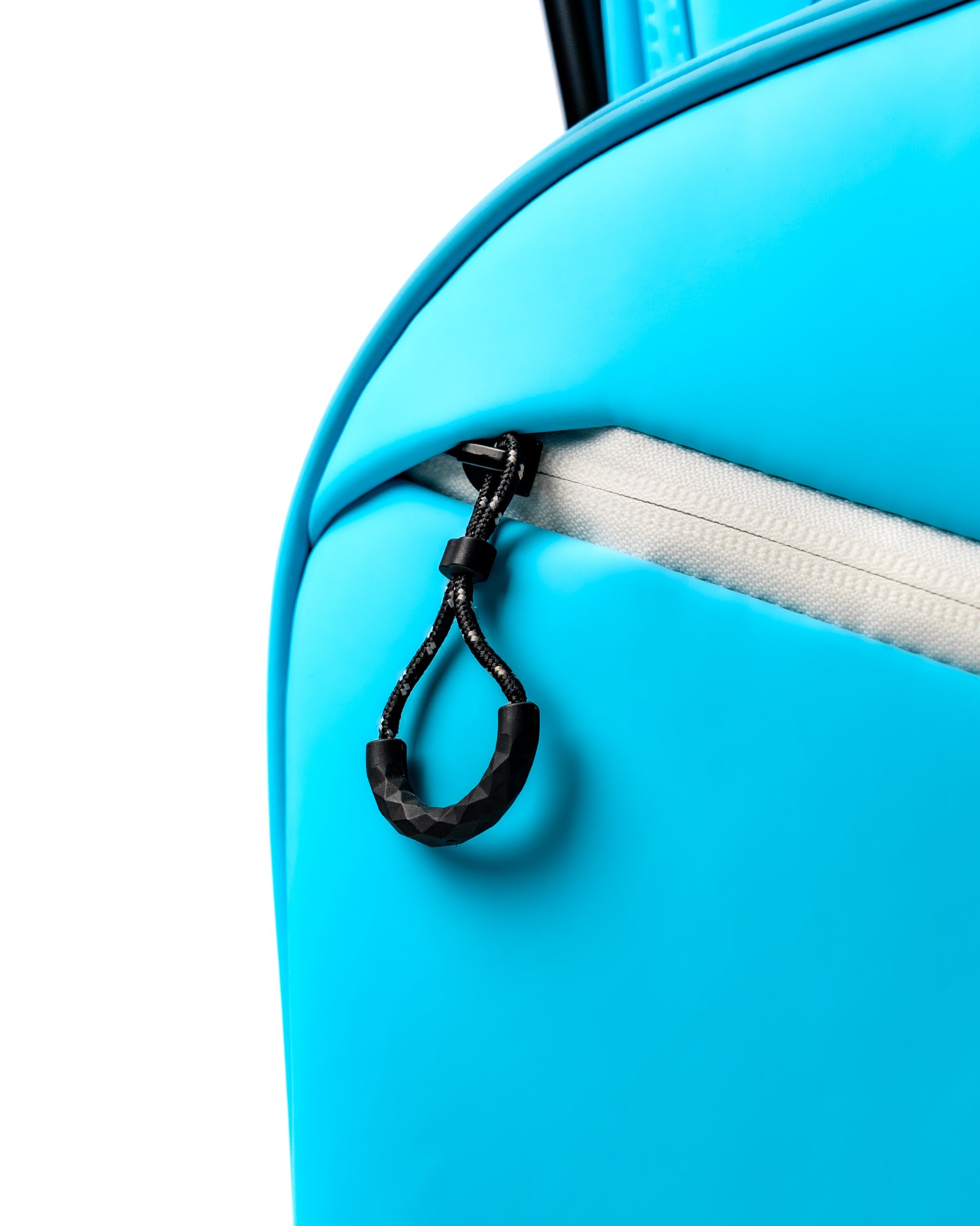 Close-up of the zipper pull on the Player Preferred Golf Bag in Glacier, featuring a vibrant blue exterior.