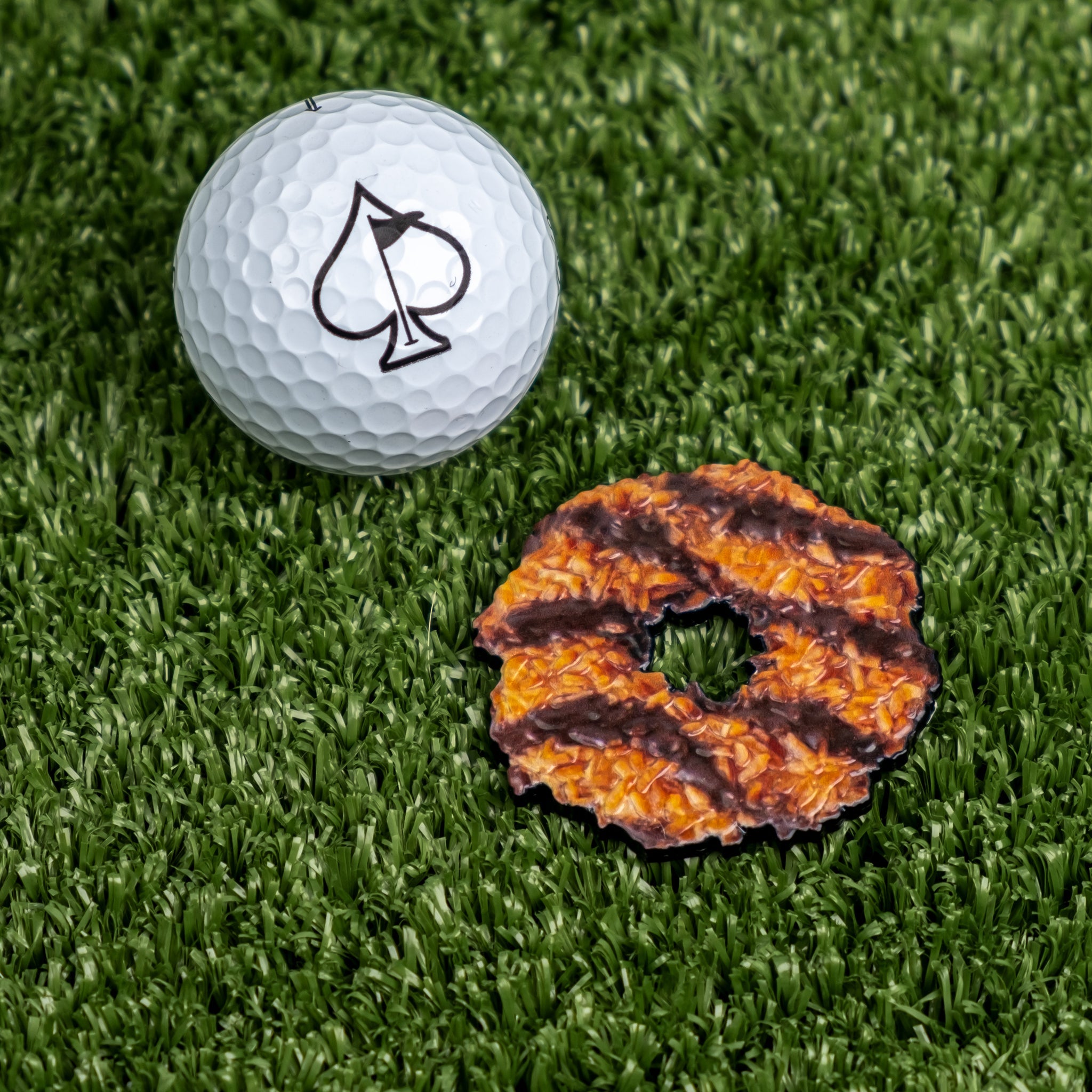 Coconut Fudge Cookie Ball Marker featuring a Samoa cookie design, ideal for golf enthusiasts.