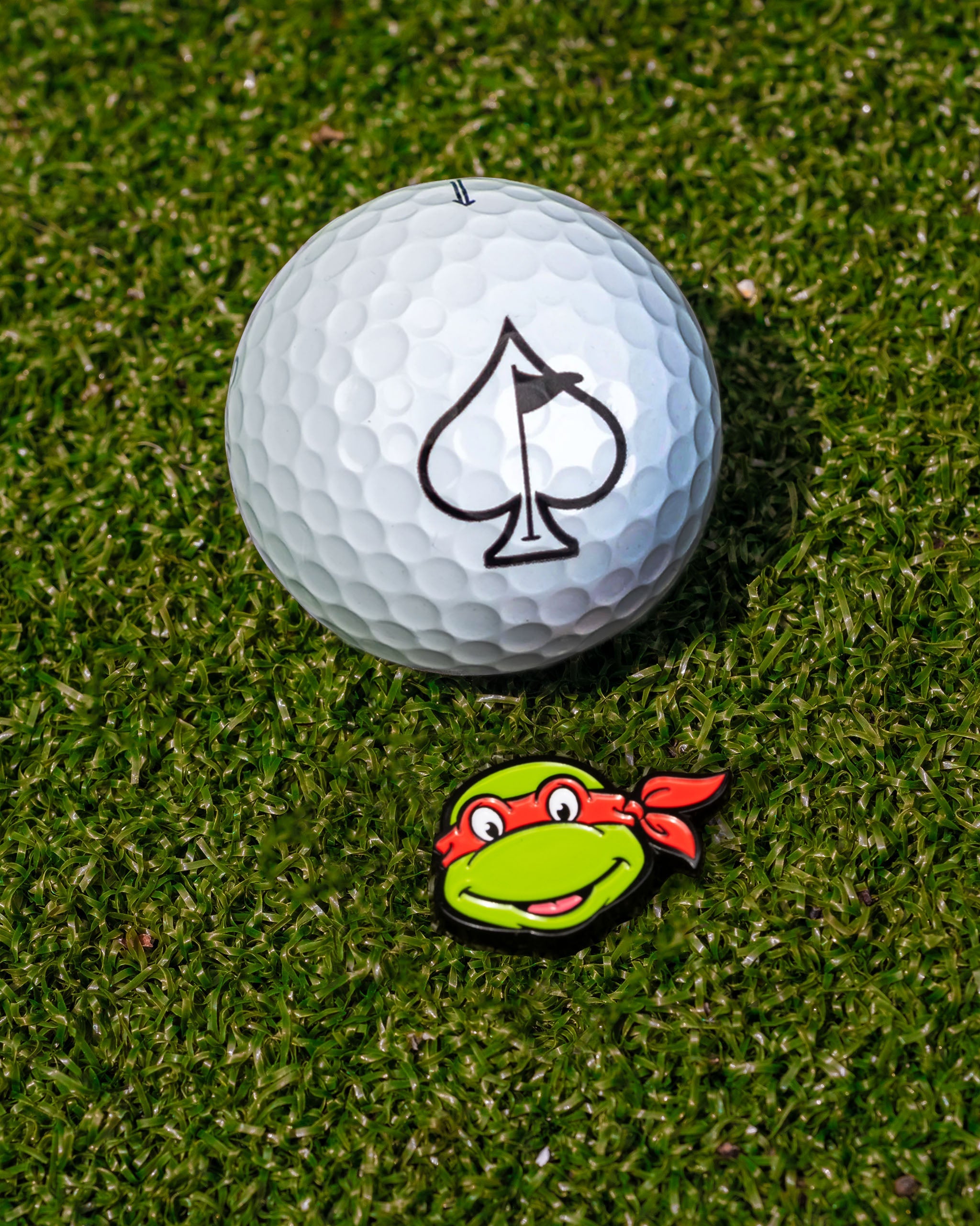TMNT Raphael ball marker featuring a vibrant design of the character's face, perfect for golf enthusiasts and Teenage Mutant Ninja Turtles fans.