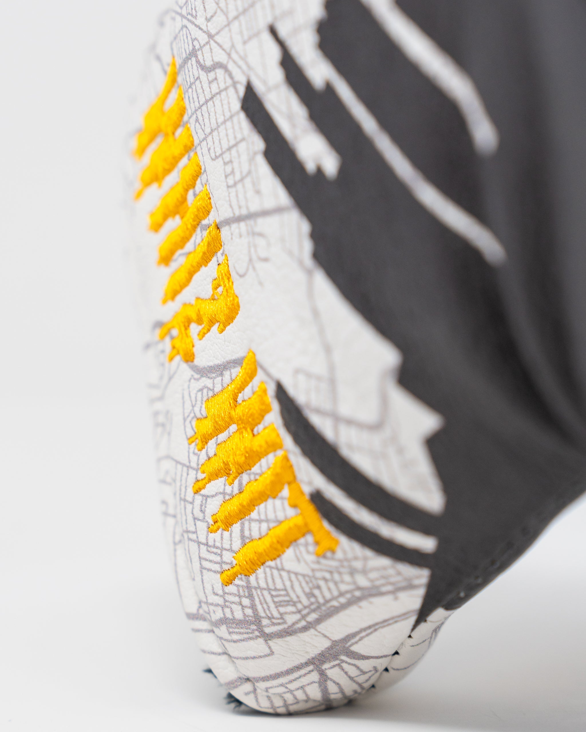 Whiz Wit Blade Putter Cover in black and white with a customizable embroidered design and smooth leather finish.